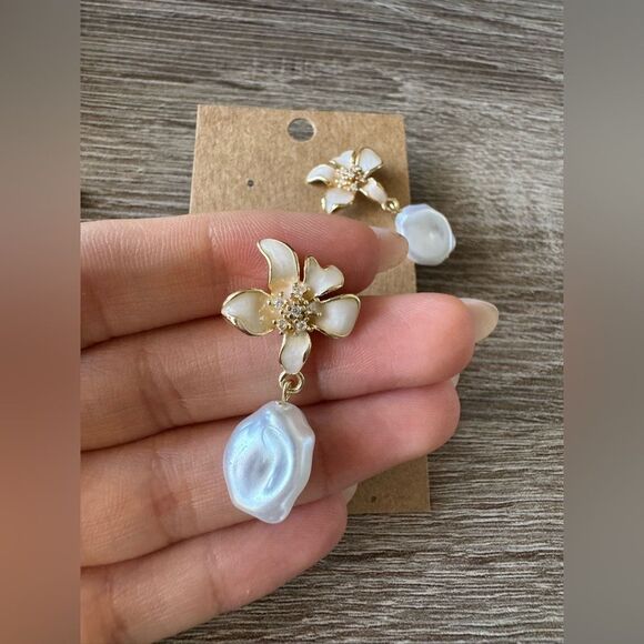 Cream Floral Drop Earrings A1401 - Picture 3 of 4